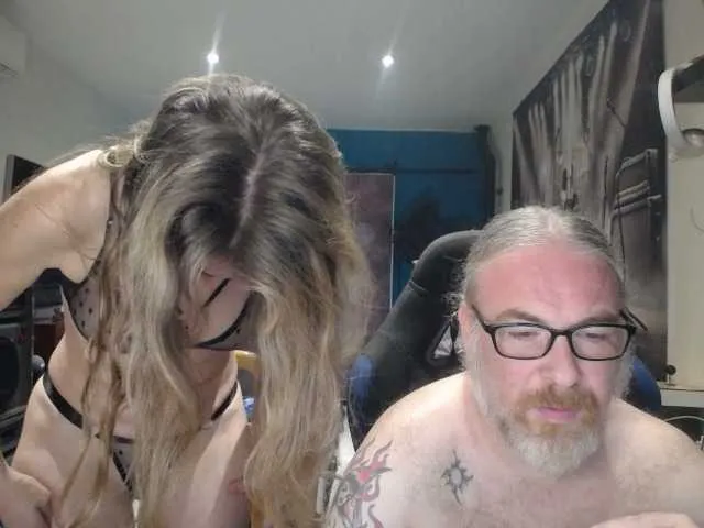 Offline GiselleandJay on BongaCams