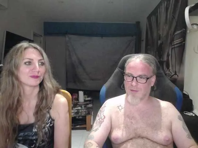 Offline GiselleandJay on BongaCams