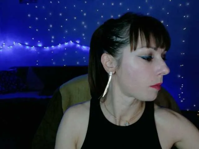 Lady-Caroline — Moments of strength and submission turn me on. When the role-playing game blurs the boundaries. I like when my partner uses voice and tactility.