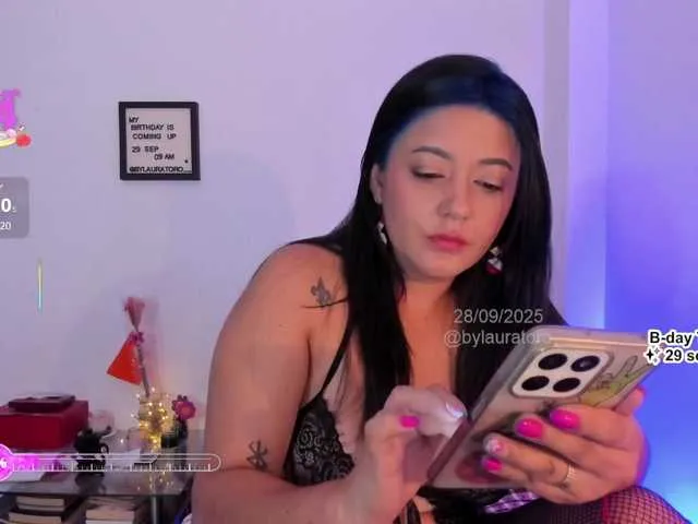 Offline Lauratoro on BongaCams