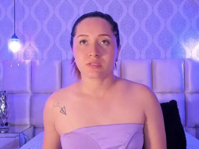 LeiahBlonde — I am an open-minded girl willing to please your fetishes and fantasies. It excites me to experience new things that better than doing it together 