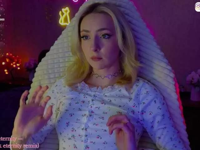 LollyGirlMoon from BongaCams