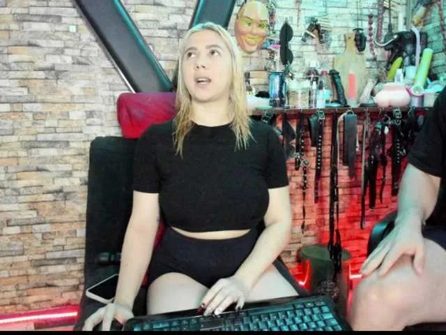 Offline lukis01-luna0 on BongaCams