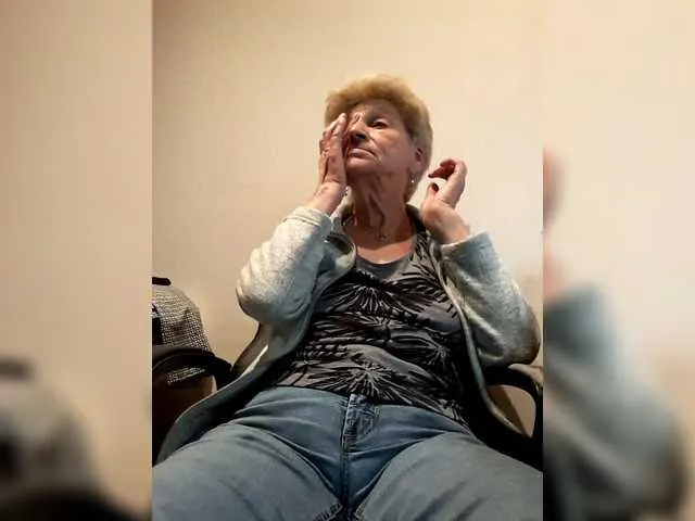 Offline Reife-dame on BongaCams