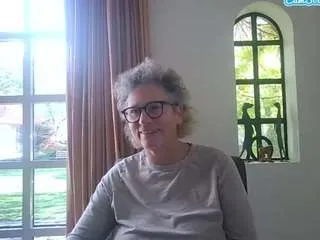 Offline blondecougar on CamSoda