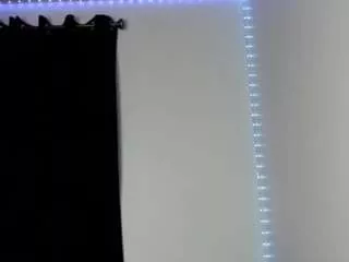 emmarosebvip on CamSoda