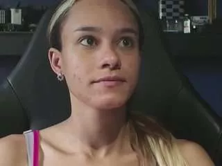 Offline kelayabrunette on CamSoda