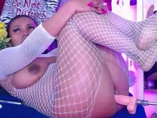 Freechat louisenails on CamSoda