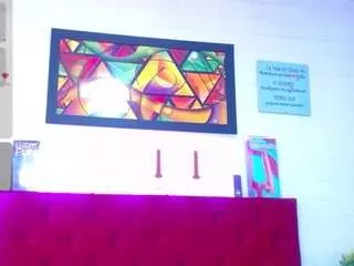 Freechat louisenails on CamSoda