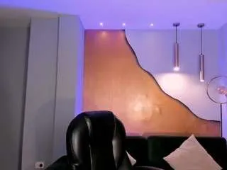 Freechat mialaurence on CamSoda