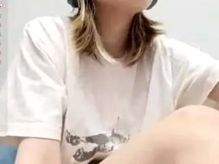 Freechat rosinamcwhirter on CamSoda