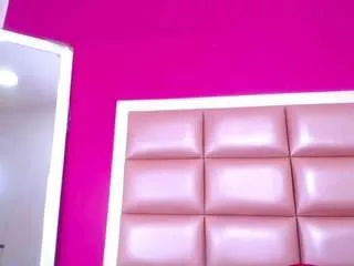 Offline sexy-tiny-sarah on CamSoda