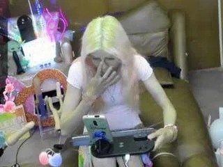 skinnyteen on CamSoda