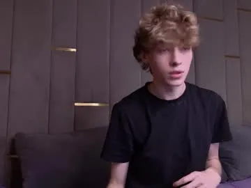 Offline curlytwinkboy on Chaturbate