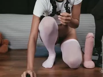 Offline naughtyannalee on Chaturbate