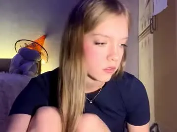 yasminmarus — Goal:  Stand up and show off your outfit today  -   Hi Im Amy, in #new here sorry if m so #shy beacause im just #18 #pretty #young [33 tokens remaining]