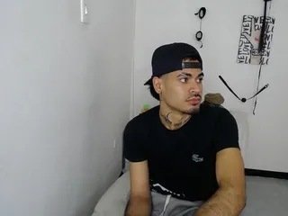 Freechat alejo_bigg on Flirt4Free