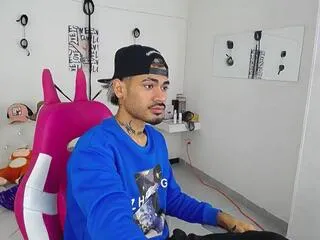 Freechat alejo_bigg on Flirt4Free