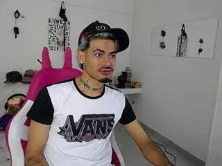 Freechat alejo_bigg on Flirt4Free