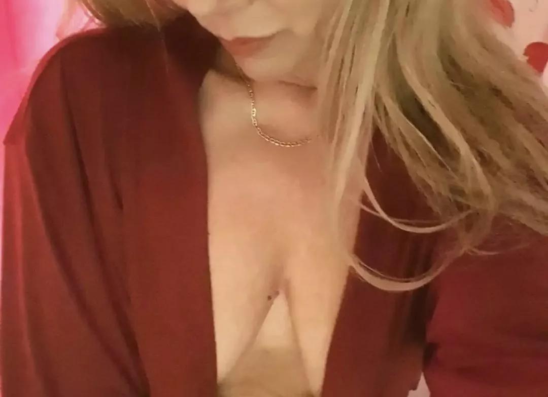 Elly49 from Streamate