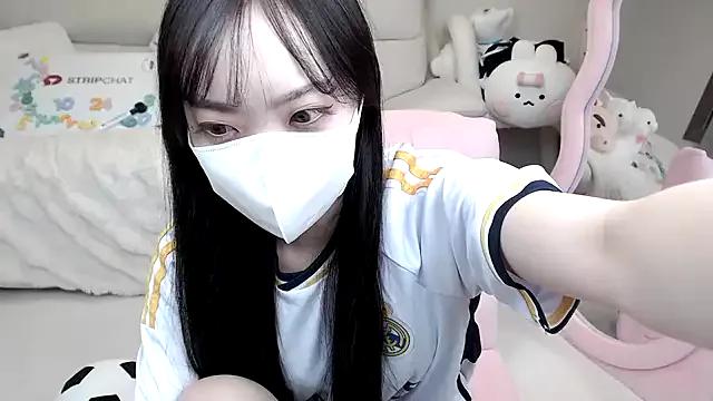 -momoo- model from StripChat