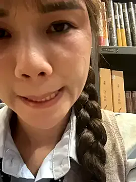 Offline Adora188 on StripChat