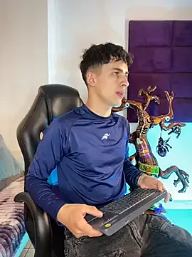 Offline AdrianRinaldi on StripChat