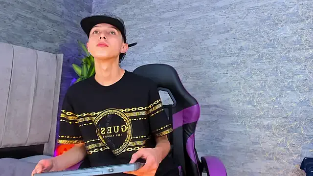 Offline ArthurCox on StripChat