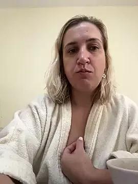 Bia_sexynovaes from StripChat is Freechat