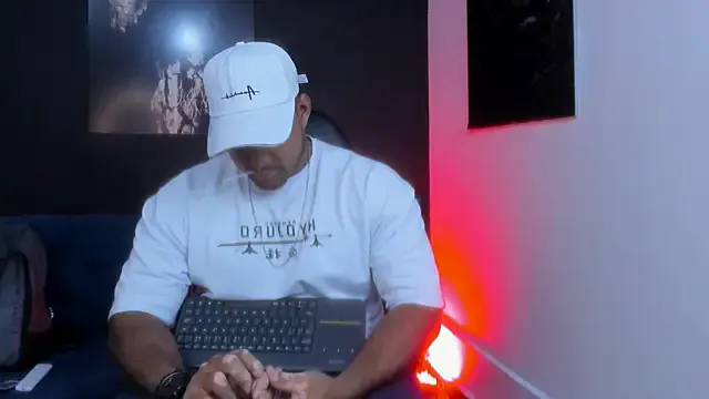 Offline Big_furry_bear13 on StripChat