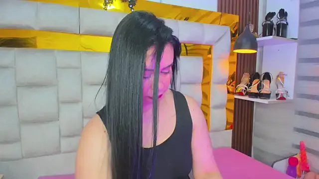 Freechat bigass_monic on StripChat