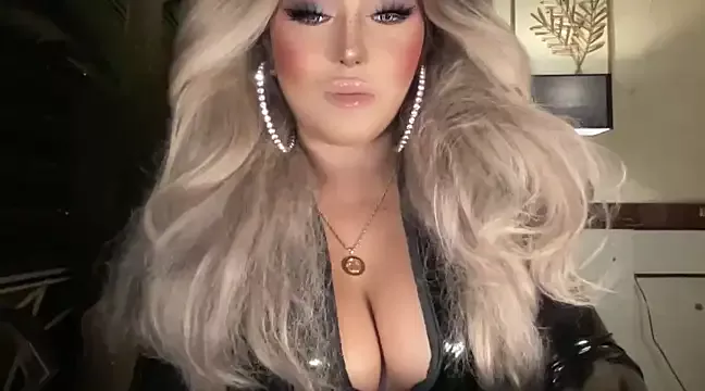 Offline BigDominaMia on StripChat