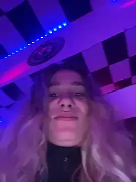 Offline blond-96 on StripChat