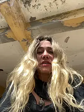 Offline blond-96 on StripChat