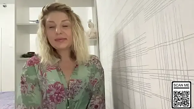 StripChat Blondie_xoxoxo is Freechat Blondie_xoxoxo — 3 playfull spanks