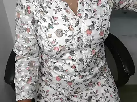 Offline bold_naina on StripChat