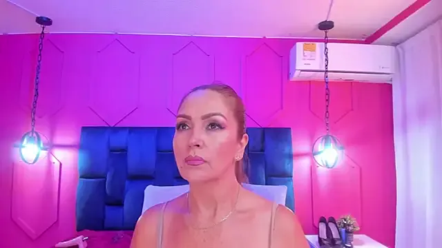 Offline chantall1375 on StripChat