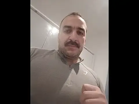 Offline CloudyMuscleBeefy on StripChat