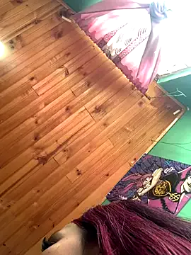 Freechat Emilyy-18 on StripChat