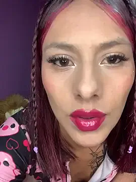 Freechat Emilyy-18 on StripChat