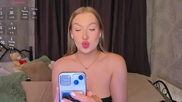 Emma__Leee from StripChat