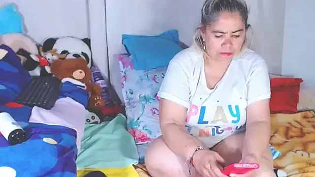 Offline estrellita_fugaz16x on StripChat