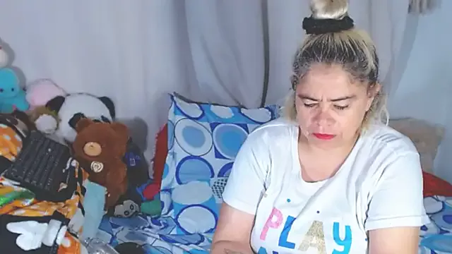 Offline estrellita_fugaz16x on StripChat