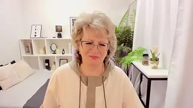 EvelynJoyful from StripChat