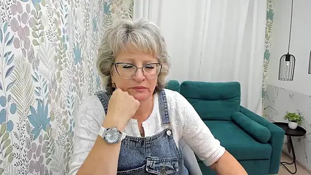 EvelynJoyful from StripChat