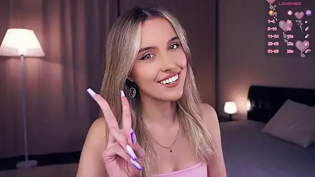 FannyHewson from StripChat