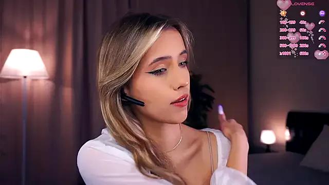 FannyHewson from StripChat