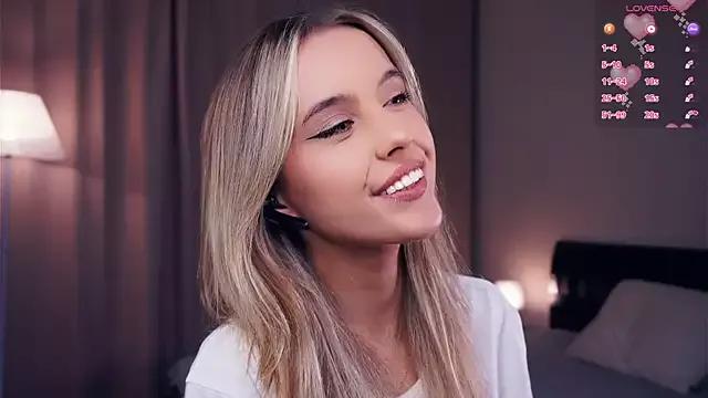 FannyHewson from StripChat