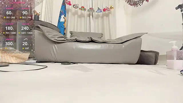 fox-yiyi on StripChat