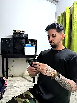 Offline giannis090 on StripChat